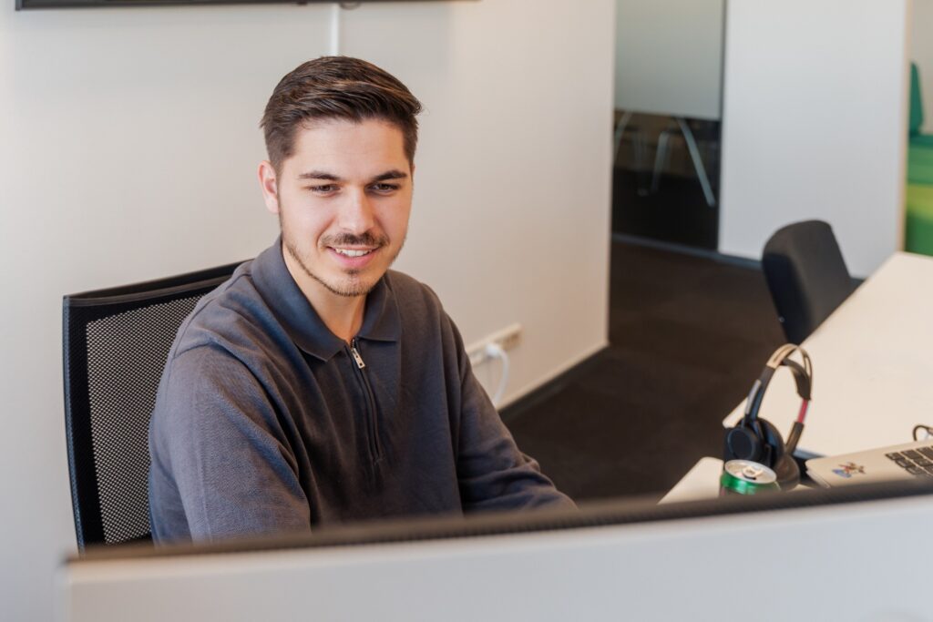Mand der arbejder med marketing