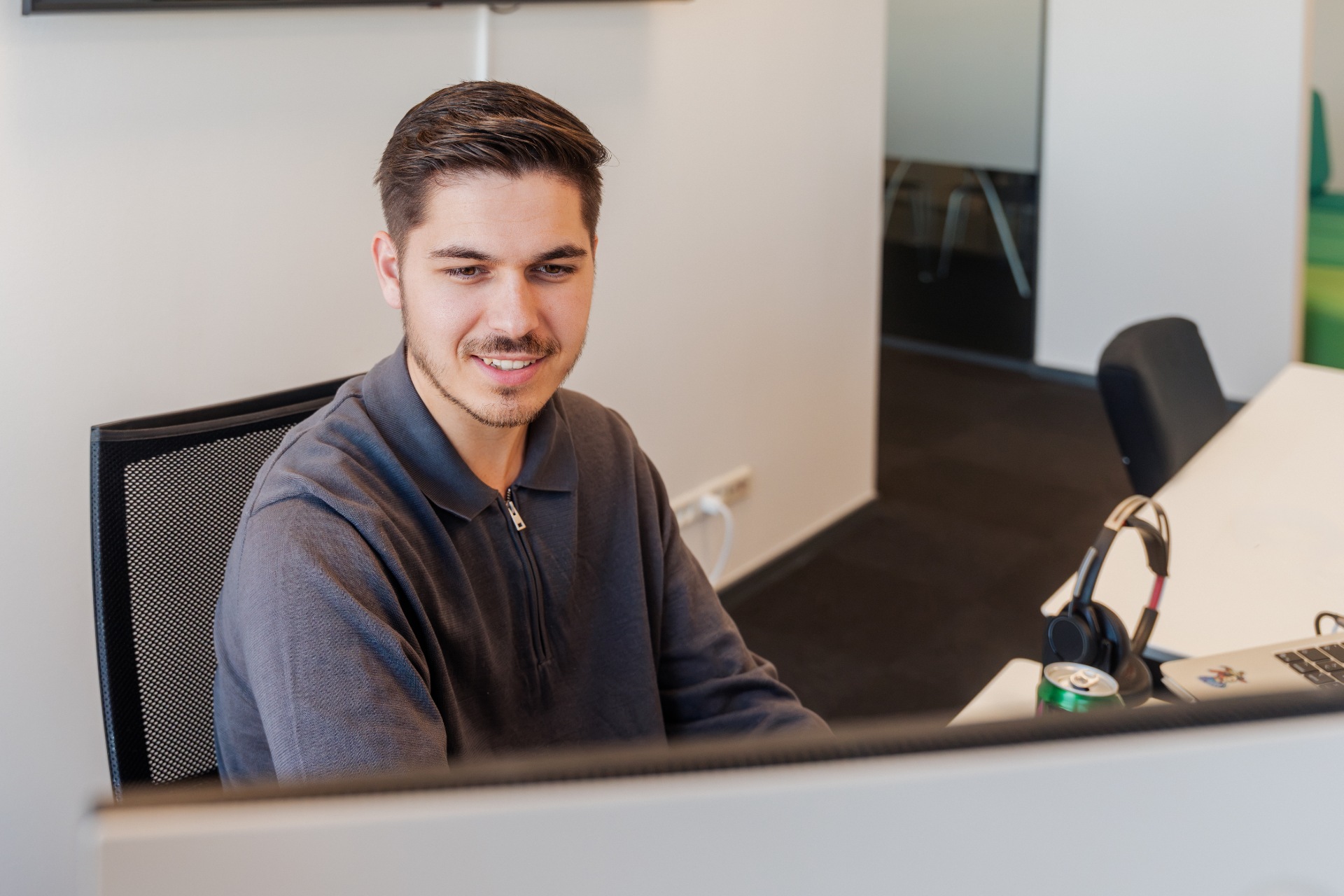 Mand der arbejder med marketing